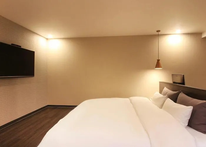 Brown Dot Daeyeon Hotel