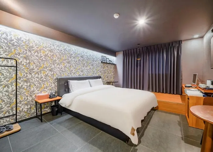 Brown Dot Daeyeon Hotel 2*