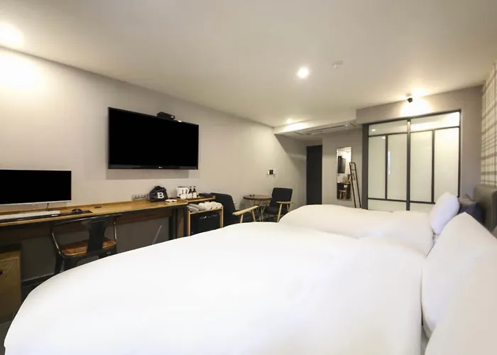 Brown Dot Daeyeon Hotel