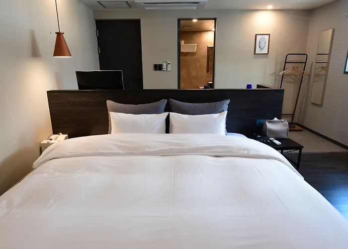 Brown Dot Daeyeon Hotel